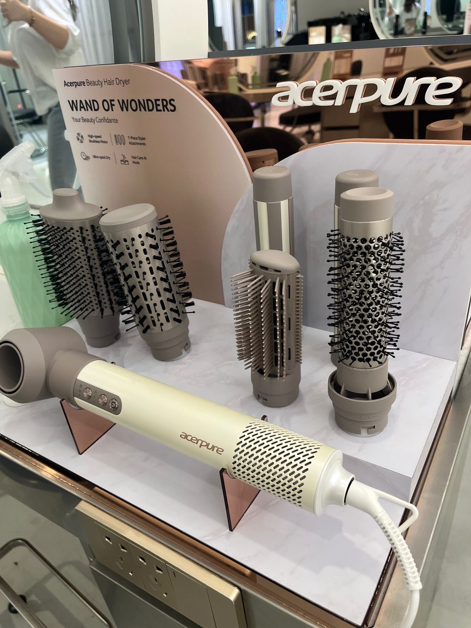 Multifunctional hairdryer